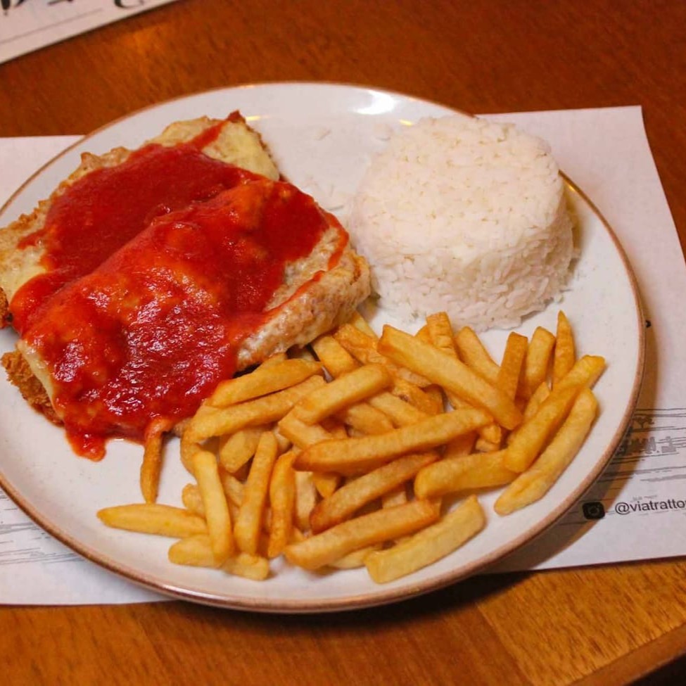 Filé de frango à parmegiana, arroz branco e batata frita.
