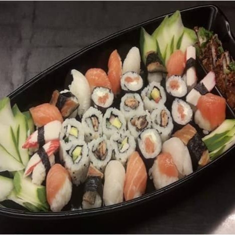 Niguiri (5 salmão, 4 polvo, 4 skin, 4 kani, 2 camarão, 4 peixe branco) makimono (4 califórnia, 5 filadélphia, 5 uramaki, 5 hot filadélphia).