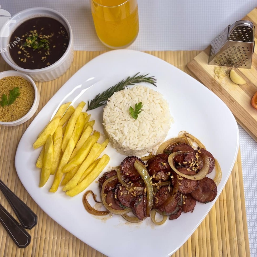 Uma saborosa calabresa acebolada, perfeitamente temperada para realçar seu sabor único. Complementos opcionais estão disponíveis para tornar sua refeição ainda mais completa e personalizada. Uma quentinha  que traz aconchego e satisfação em cada garfada!