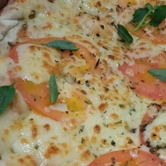 Pizza Família (35 cm) de Marguerita + 3 esfihas de banana com canela