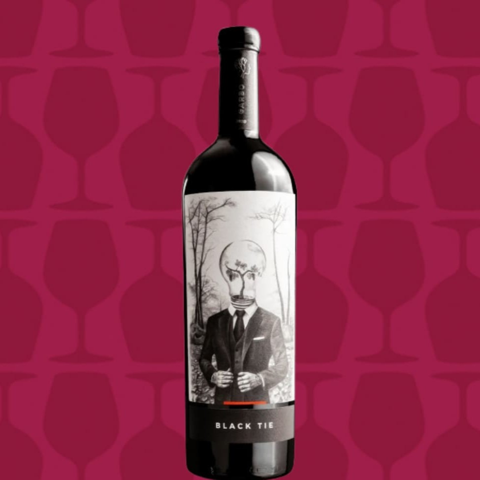 Um vinho elaborado a partir de um blend das variedades Marselan e Tannat, de vinhedos da região da Campanha Gaúcha - Rs. Maturação em barricas novas de carvalho francês (Marselan), carvalho americano e jequitibá rosa (Tannat), por 18 meses;  No visual, coloração rubi denso e profundo, com reflexos violáceos e grande brilho. Aromas complexos revelados à medida que repousa na taça. Nuances de frutas vermelhas e negras, como cereja e ameixa estão integrados às notas de especiarias e toques defumados provenientes de sua maturação em carvalho. Em boca, todo vigor deste vinho é revelado em sua estrutura marcante, com grande volume e taninos sedosos, mostra-se opulento e persistente.