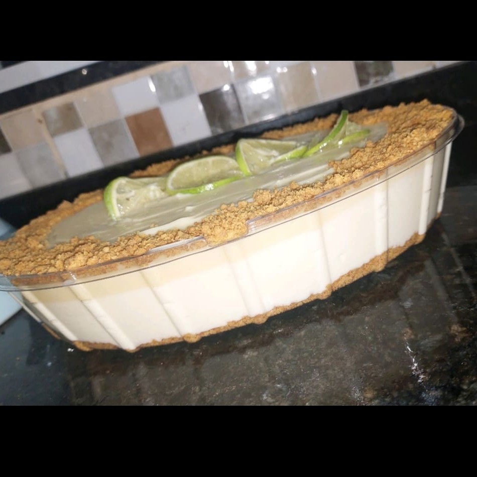 Mousse de limão , recheio cremoso de limão e farofinha de biscoito triturado