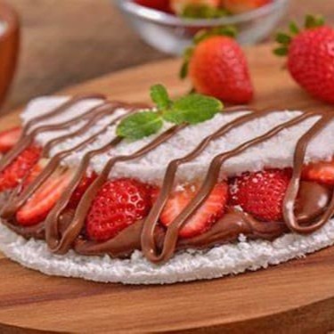 Uma combinação clássica e irresistível para os amantes de doces. Recheada com morangos frescos e Nutella cremosa, essa tapioca oferece o equilíbrio perfeito entre a doçura do chocolate e a leve acidez da fruta. Ideal para quem deseja uma experiência deliciosa e marcante em cada mordida.