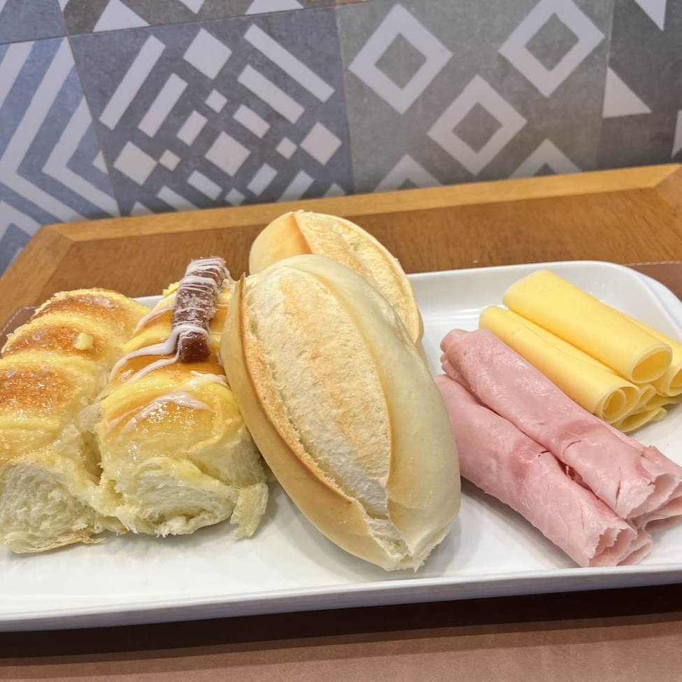 Combo com 2 pães franceses, 2 pães doces, 100g de queijo prato e 100g de presunto é a escolha perfeita para quem busca um café da manhã ou lanche completo e equilibrado