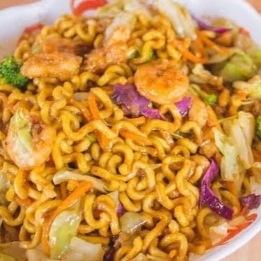 O yakisoba de camarão, salmão,lula,kani é um prato saboroso e colorido, que combina a maciez dos frutos do mar. O macarrão é salteado com legumes frescos como cebola, cenoura,repolho e brócolis. Tudo envolto em um molho de soja que realça os sabores. É uma refeição completa e equilibrada, ideal para quem aprecia a fusão de ingredientes e temperos. Perfeito para um almoço ou jantar especial!