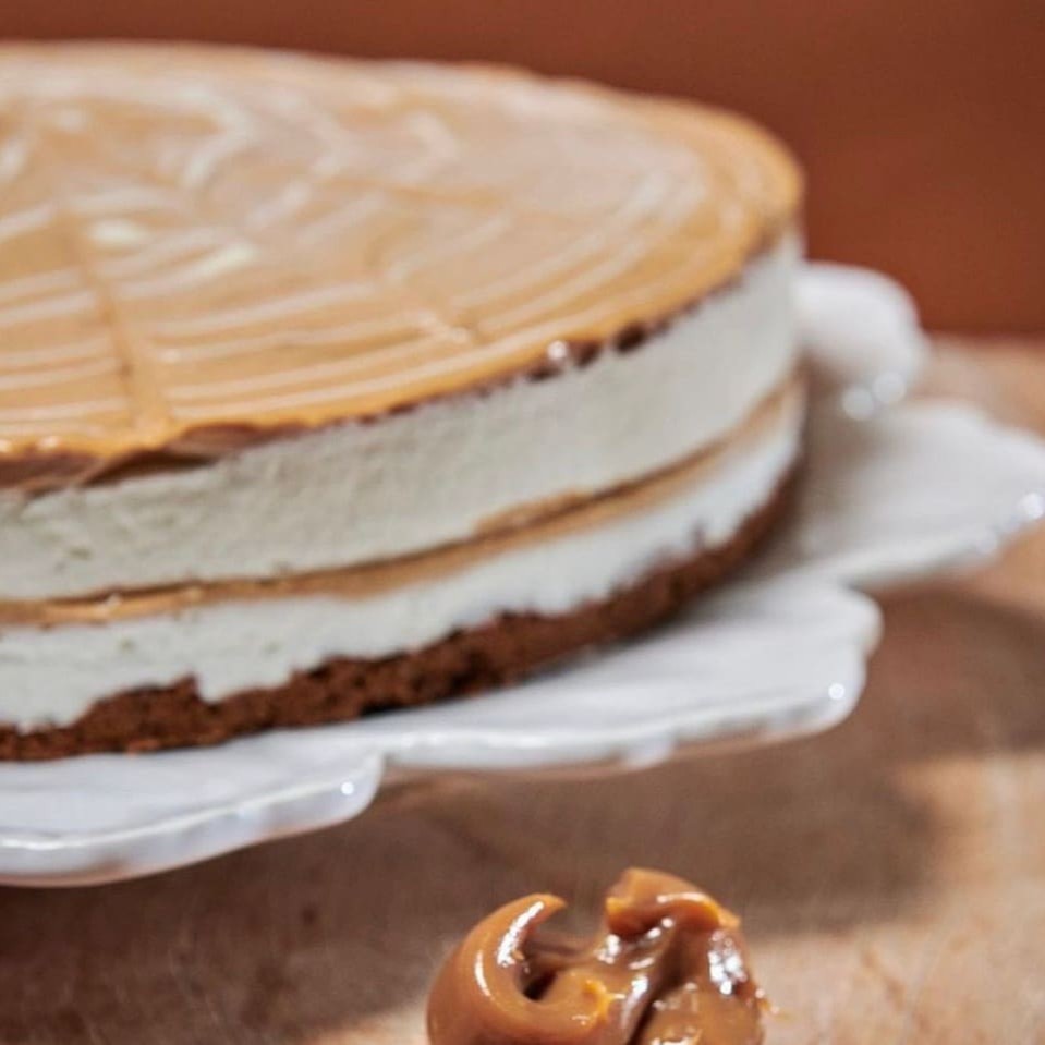 Apresentamos a irresistível Torta de Doce de Leite - 12 Fatias, uma das estrelas na categoria de Tortas de Gelato Italiano! Esta delícia é meticulosamente elaborada com uma camada generosa do mais puro doce de leite, combinada com nosso exclusivo sorvete italiano Fior di Latte. Para completar, a torta é assentada sobre uma base de biscoito amanteigado luxuosamente crocante. Cada mordida dessa torta é uma experiência gastronômica única e prazerosa, capaz de despertar os sentidos e proporcionar uma viagem de sabor direto para a Itália!