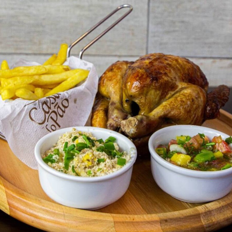 1 Delicioso Frango Assado + 1 Farofa (100g) + Batatas Fritas + Molho a Campanha