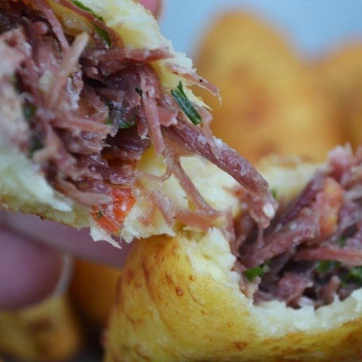 Massa de aipim bem macia e saborosa, recheada com carne seca desfiada e temperada no ponto certo. Uma combinação irresistível e cheia de sabor brasileiro!