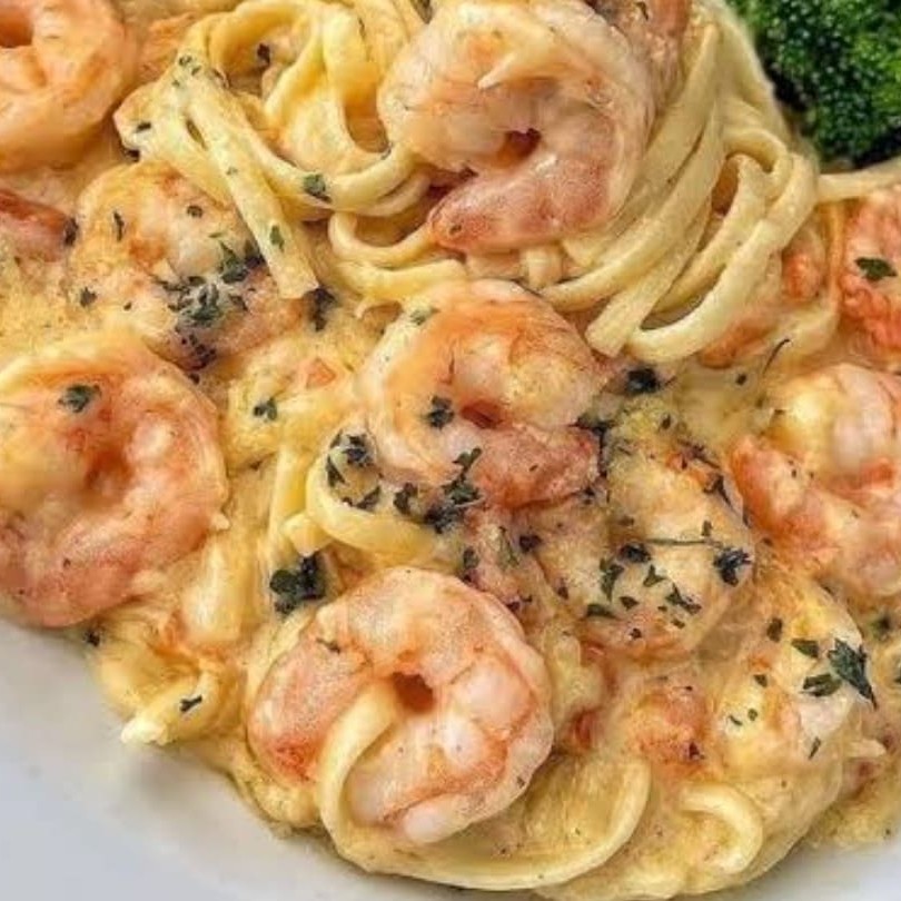 Deliciosa massa com um molho especial e saboroso e camarões grelhados.