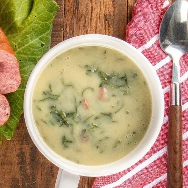 Caldo Verde Cremoso – 500ml Linguiça defumada, batata, couve e tempero caseiro da vovó. “Mais pedido nas noites frias!”