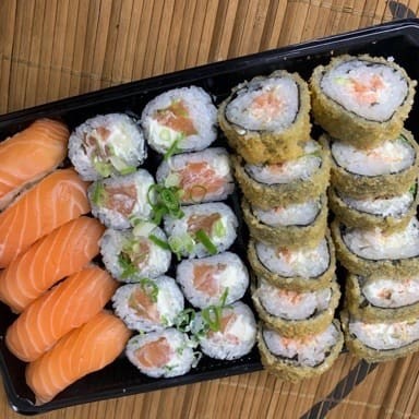 10 filadelfia  12 hot filadelfia  5 sushi salmão  + Coca Cola 310 ml