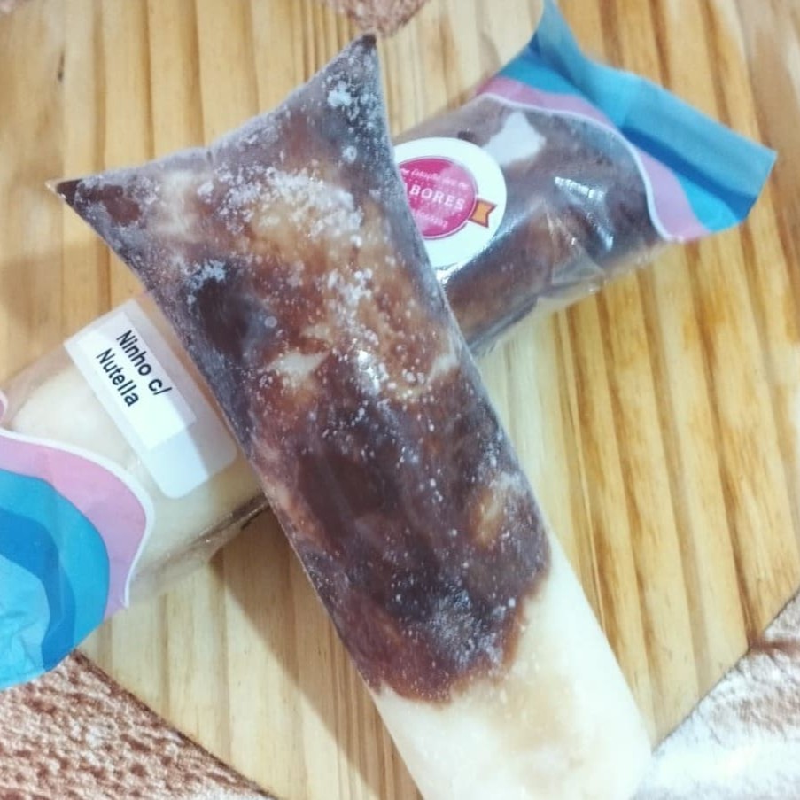 Este é um sorvete artesanal, cuidadosamente confeccionado com o mais puro e sofisticado leite em pó disponível no mercado, proporcionando uma experiência de sabor intenso e inigualável. Adicionamos generosamente um recheio de Nutella, que oferece uma explosão de sabor de chocolate e avelã, resultando numa combinação perfeita. Descubra o prazer de saborear nosso Sacolé Gourmet Premium 'Ninho com Nutella'!