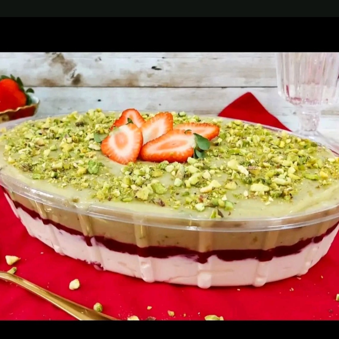 Travessa de mousse de Ninho geleia de morango e brigadeiro de pistache com pedaços de Pistache