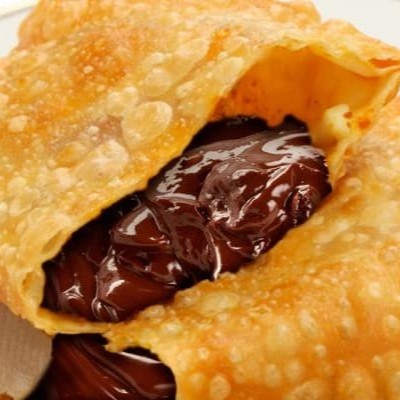 Pastel de 15cm com recheio de brigadeiro.