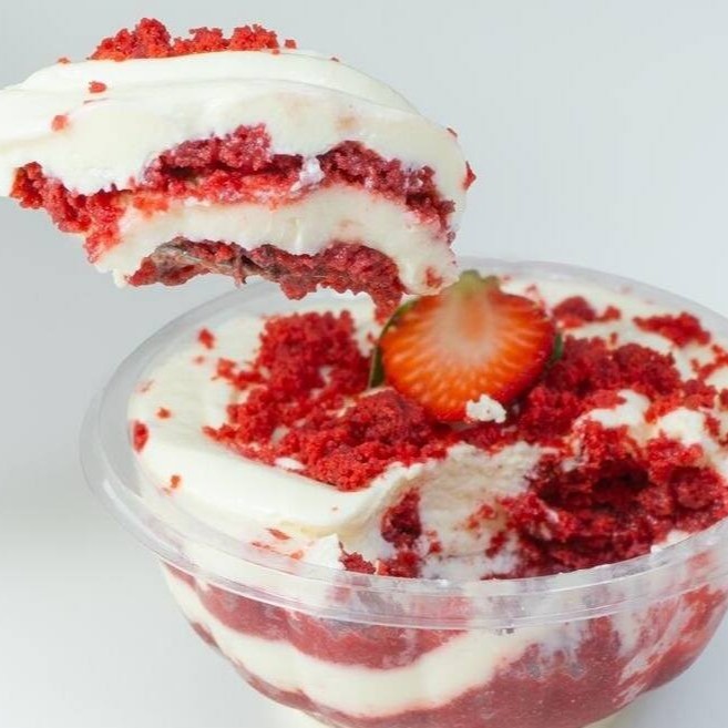 Como o nome já diz, Ela é Delicioso! Pensado nos amantes de redvelvet e morangos, recriamos o Delícia Vermelha com novas camadas viviantes!