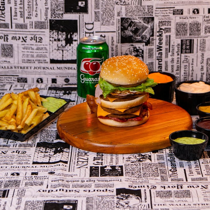 Hambúrguer + Batata pequena + refri lata 350ml  3 Pães,4 carnes,4 cheddar, calabresa, bacon, presunto, ovo e salada