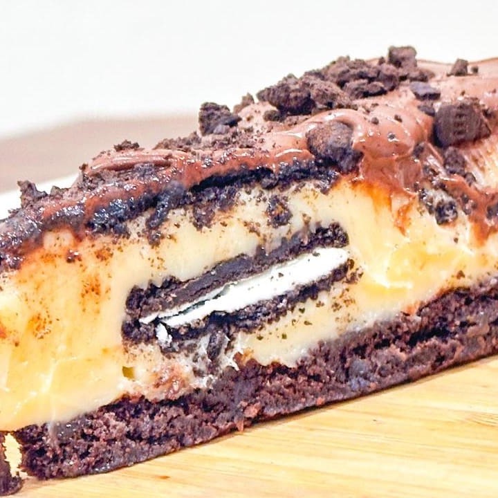 Perfeitaaaaa, nossa torta Ninho com Nutella faz muito sucesso e por isso desenvolvemos a torta brownie Oreo.  Massa de brownie, com recheio de Ninho, camadas de biscoito Oreo e finalizada com Nutella
