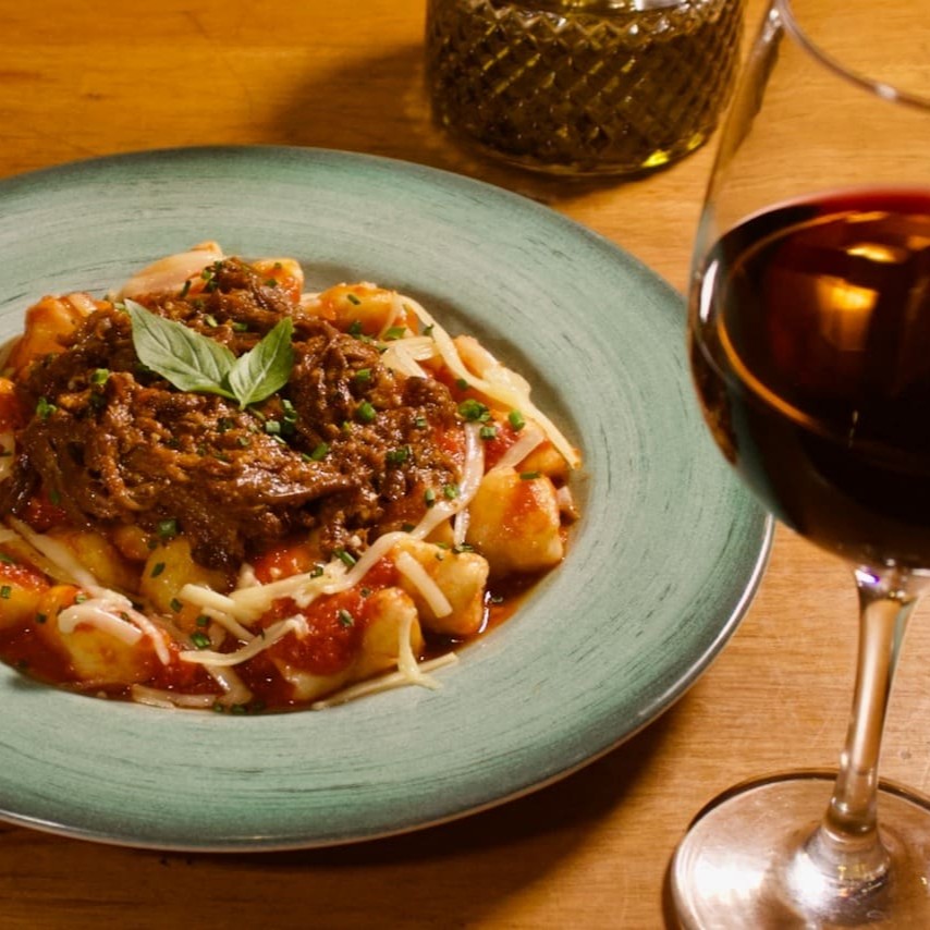 Este prato é uma celebração da excelência da culinária italiana. Nosso Nhoque de Batata Asterix é a definição da perfeição, preparado com habilidade e amor. Cada pedaço derrete na boca, revelando a suavidade da batata.  O coração deste prato é o Ragu de Costela Premium, uma carne desfiada e cozida lentamente, infundindo cada pedaço de nhoque com camadas de sabor que são simplesmente inigualáveis.  A magia acontece quando o Parmesão é maçaricado, resultando em uma crosta dourada e um sabor intenso que irradia em cada garfada.  Esta criação é um tributo à arte da culinária, onde cada elemento se une para uma experiência única e inesquecível.  Peça agora e mergulhe em um festival de sabores que é simplesmente irresistível.