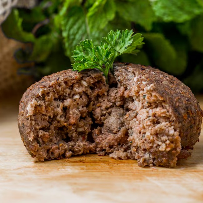 Delicioso Kibe assado e recheado com carne blend. (contém pimenta síria e especiarias).