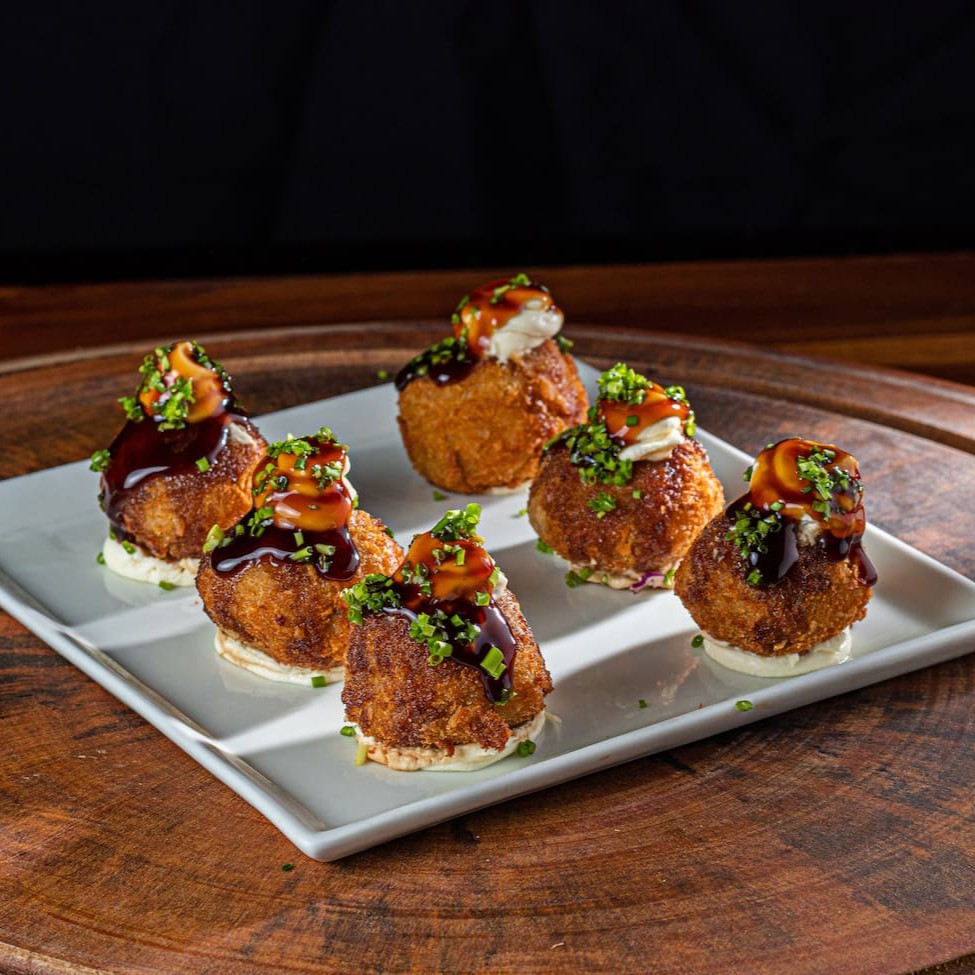 6 unidades de bolinhos de peixe, fritos na panko com molho tarê.