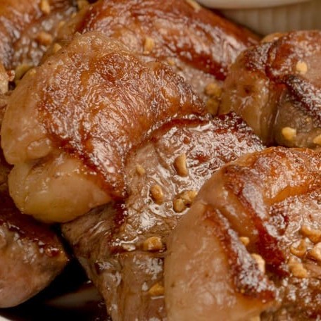 Nossa suculenta picanha angus, levemente temperada no sal grosso e preparada na brasa +2 acompanhamentos.