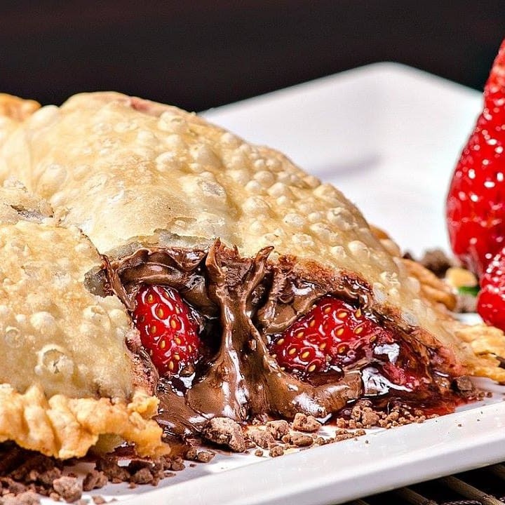 1 Pastel de Camarão com Catupiry  1 Pastel de Morango com Nutella  1 Coca-Cola 350ml