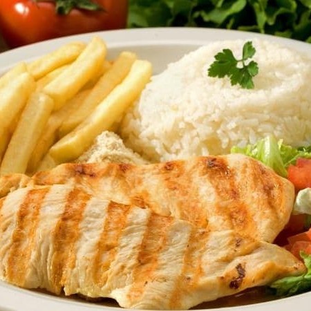 File de Frango Grelhado Arroz, feijão, fritas e farofa.