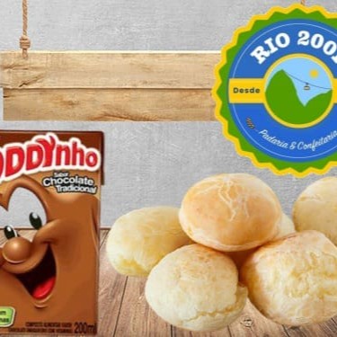 Desfrute de um autêntico Café da Manhã mineiro com nossa seleção especial de 6 Pães de Queijo. Feitos à mão, eles são leves, macios e têm o sabor inconfundível do autêntico queijo mineiro. Acompanha um delicioso achocolatado para complementar sua refeição. Uma combinação perfeita para começar o Dia com energia e satisfação. Experimente!