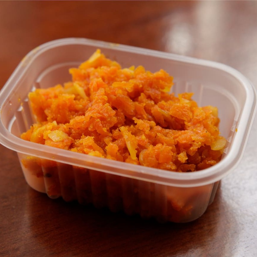 Doce de cenoura ralada com leite, castanha e amêndoas.