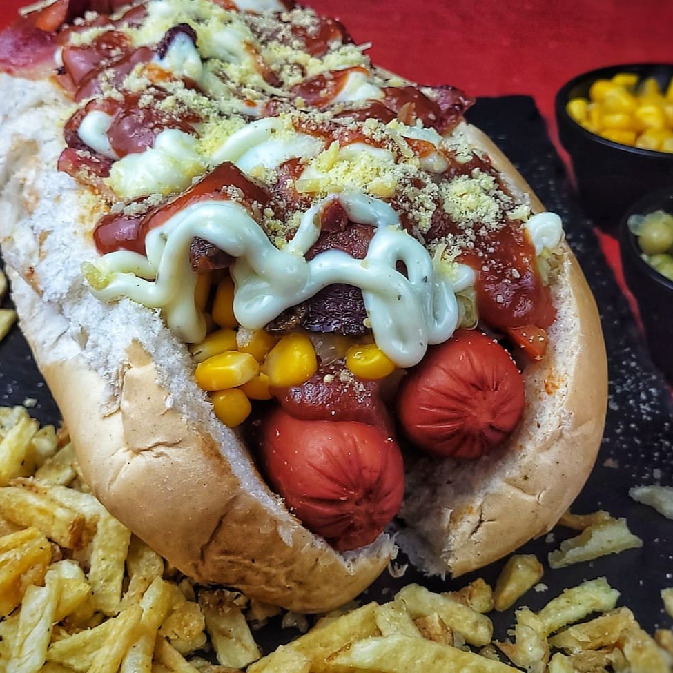 Saboroso lanche com Pão, 2 salsichas ou 2 linguiças, molho (tomate , cebola  e pimentão), ovo de codorna , ketchup , maionese especial,  2x bacon , milho, ervilha , batata palha e queijo ralado. #hotdog#bacon#cheddar#picanha#xtudo#xsalada#burguer#cachorroquente