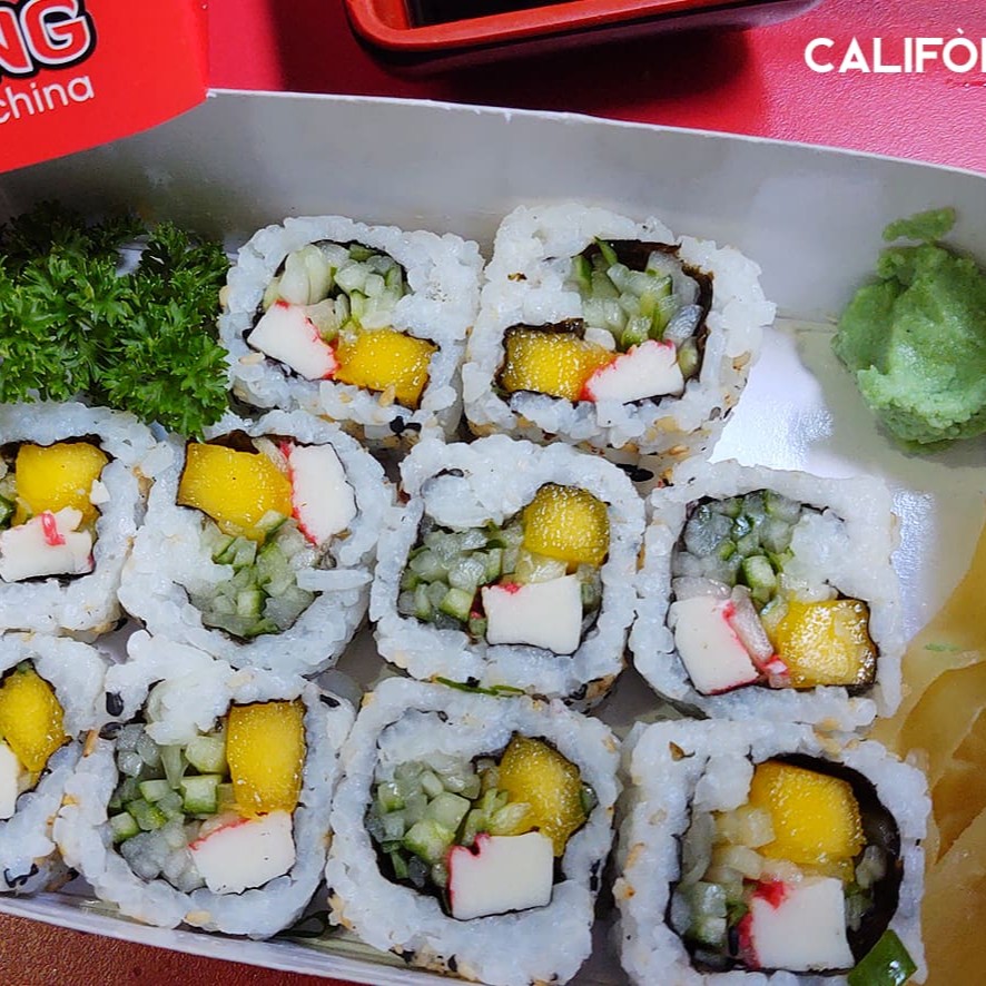 Arroz, pepino, kani e manga