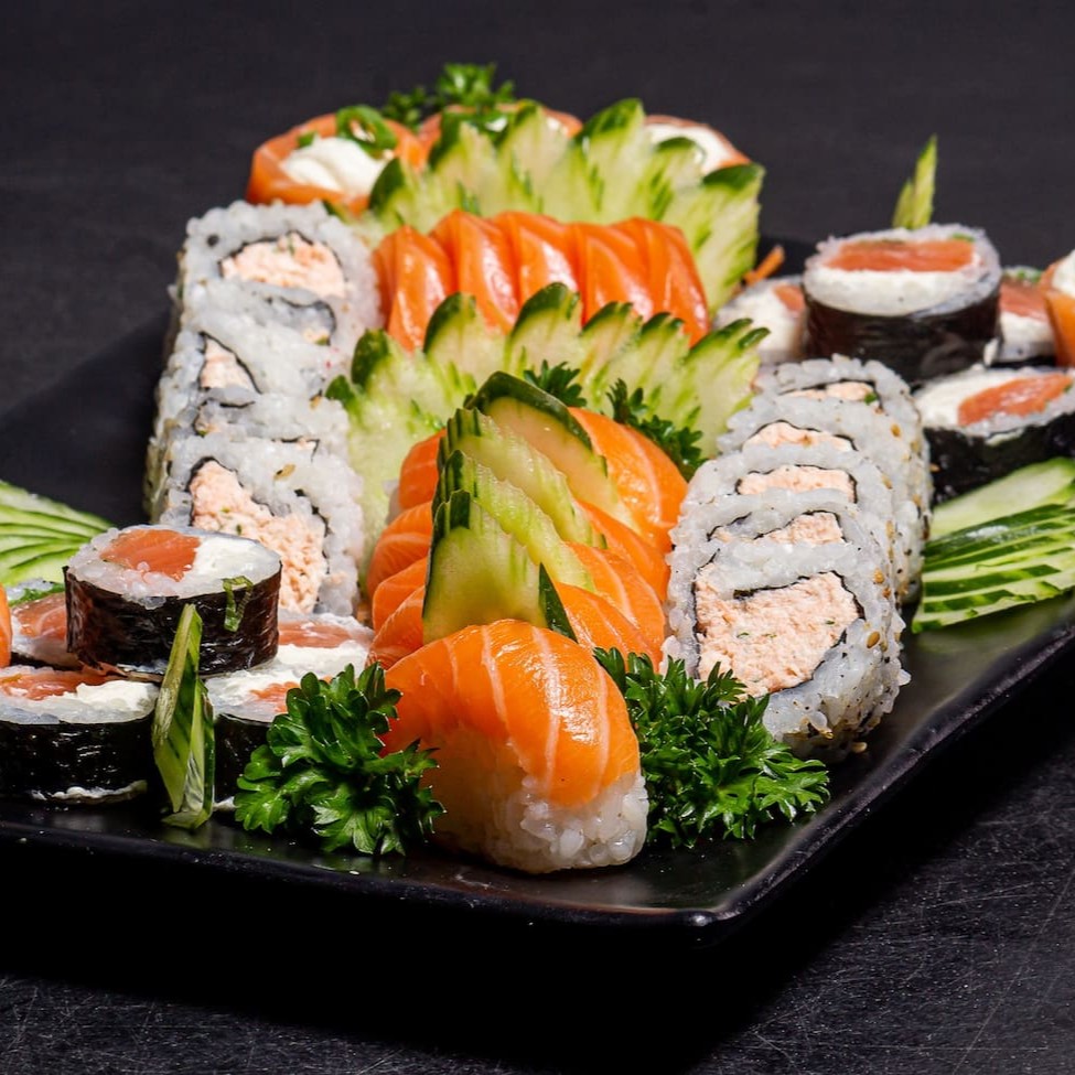 10 boston de atum (pasta de atum, cebolinha e cream cheese), 10 makimono philadelfia, 5 sushi salmão, 5 sashimi salmão