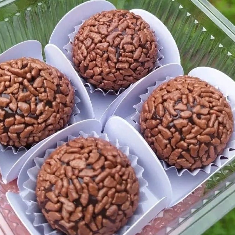 Caixinha com 4 deliciosos brigadeiros gourmet tradicionais 20 gramas cada.
