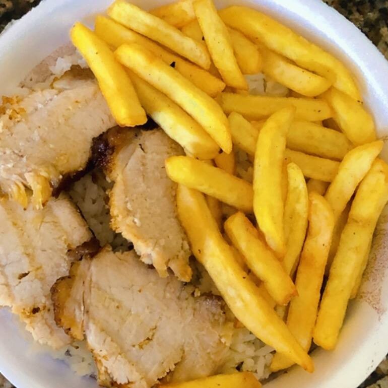 Acompanha: arroz, feijão, farofa entre outros acompanhamentos que você pode selecionar