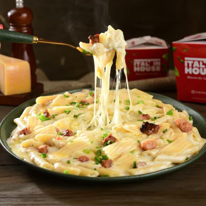 Quatro queijos, uma combinação irresistível de queijos com um toque de bacon em um creme suave, sabor equilibrado do parmesão, muçarela, gorgonzola e provolone. Cremoso e perfeito para massas e nhoques. Finalizado com queijo e cebolinha.