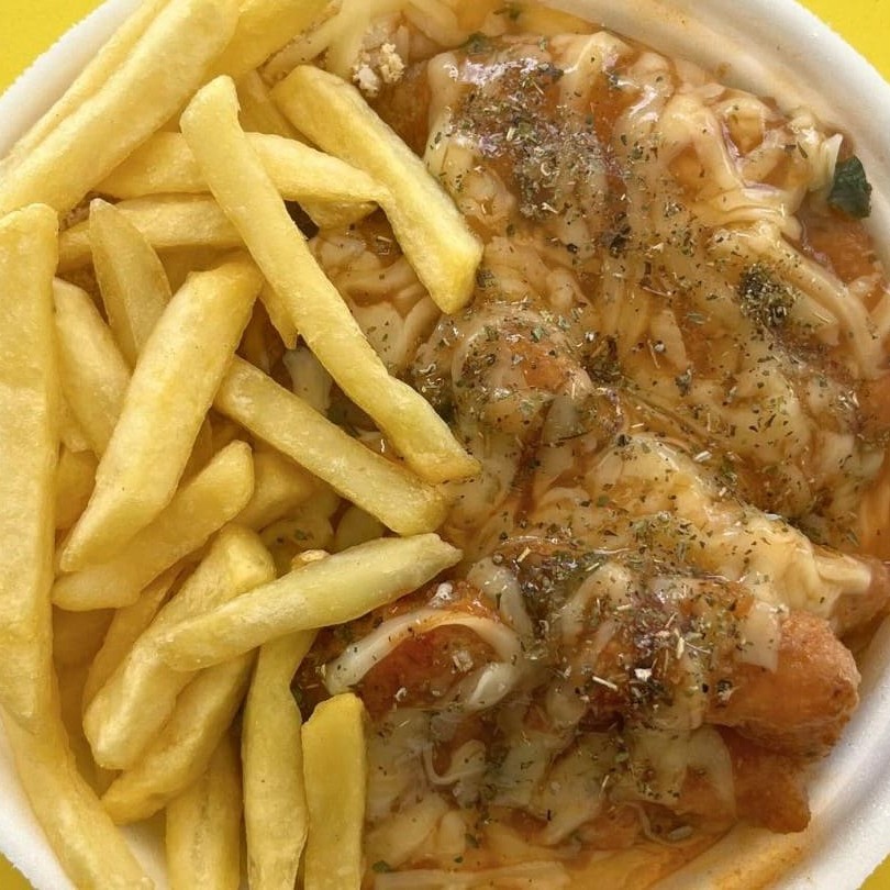 Marmita Acompanha: Arroz Branco, Feijão, Batata Frita, Farofa, e à parmegiana. Serve Uma Pessoa.