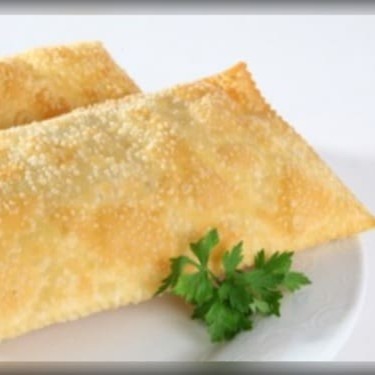 Pastel Quatro Estações ️ Uma estação para cada sabor, todos reunidos em um só pastel! Uma combinação irresistível de frango desfiado, carne moída suculenta, calabresa temperada, presunto saboroso e mussarela derretida, tudo complementado com azeitonas, tomate fresco e um toque especial de orégano. Um pastel completo, marcante e recheado em cada mordida — perfeito para quem quer experimentar tudo sem abrir mão de nada!  imagem ilustrativa.