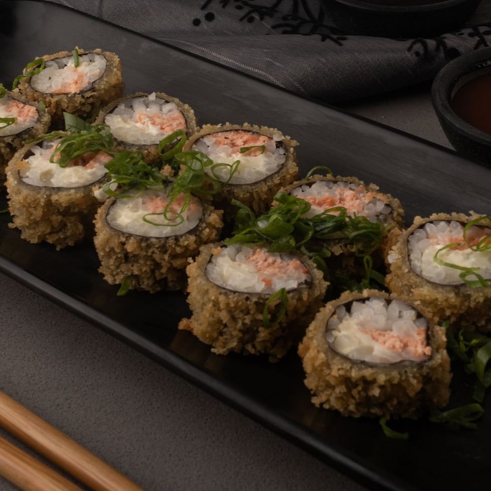 Alga por fora, cream cheese, salmão empanados e fritos. Vem com 10 unidades