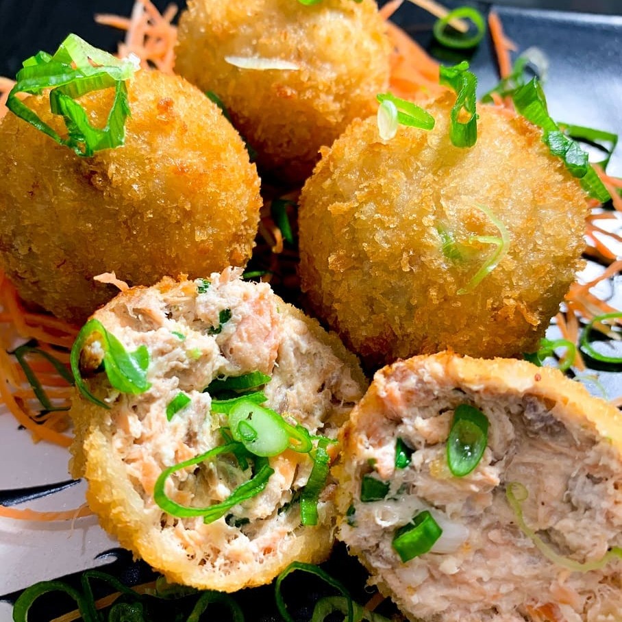 Bolinhas de salmão com creem cheese e alho poro, crocante por fora macio por dentro