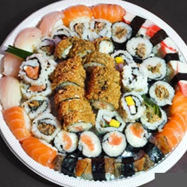 Niguiri (5 sushi kani 6 sushi salmao 6 sushi skin) makimono (6 california 10 hot 6 hossomaki skin 5 uramaki skin 6 filadelfia)
