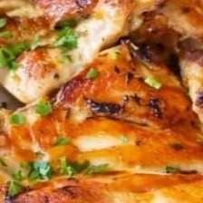 Espetacular file de sobre coxa marinado 24 horas no molho acompanhado de arroz, feijáo farofa+um acompanhamento a sua escolha(feijãoe farofa vai separado) escolha seu acompanhamento