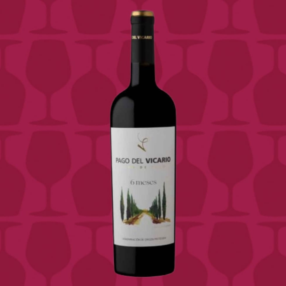 Um blend de Merlot, Tempranillo, Garnacha e Petit Verdot.  O Tempranillo confere uma fruta abundante, estrutura e taninos plenos, a Grenache, proporciona um frescor e exuberância. Merlot oferece maciez e Petit Verdot, que complementa o impacto e o poder que muito grandes vinhos de bordeaux tem. Passou por 6 meses de estagio em barricas de carvalho francês e americano. O que auxilia o vinho a adiquirir complexidade e estrutura  No nariz, possui notas de frutas silvestres, como framboesa, morango, ameixas e cassis, que logo são seguidas por um hortelã.  Em boca, possui uma sanilidade distinta, com boa acidez, frutas negras e um final de cacau, nuances terrosas e um surpreendete cítrico.