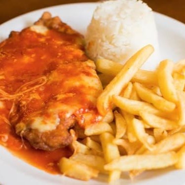 Frango a parmigiana para dois com arroz , purê de batata e feijão a parte