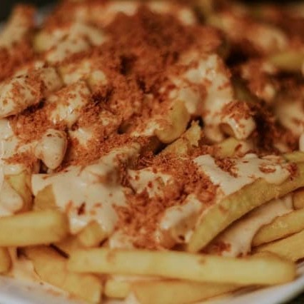 Uma deliciosa porção de batatas banhadas em molho smoked spicy com um sabor levemente picante e defumado!