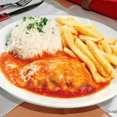 Nosso 'Frango à Parmegiana com Batata Frita - Proteína Separada', da categoria 'Para Quem Ama Frango', é um prato deliciosamente equilibrado. Ele é composto por um arroz branco soltinho, que harmoniza perfeitamente com o frango coberto em um molho à parmegiana de dar água na boca. Para completar, acompanha uma generosa porção de batatas fritas, crocantes por fora e macias por dentro. Este prato é a escolha ideal para os verdadeiros apreciadores de frango, proporcionando uma experiência gastronômica inesquecível.
