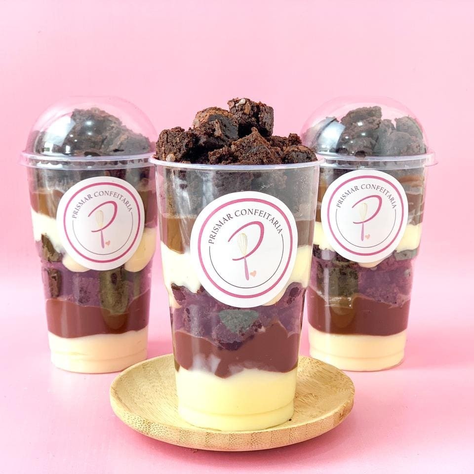 Um copo da felicidade saboroso!!!  Nessa felicidade tem os seguintes itens: Nosso creme branco, brigadeiro cremoso, lascas de brownie.  Copo 300ml