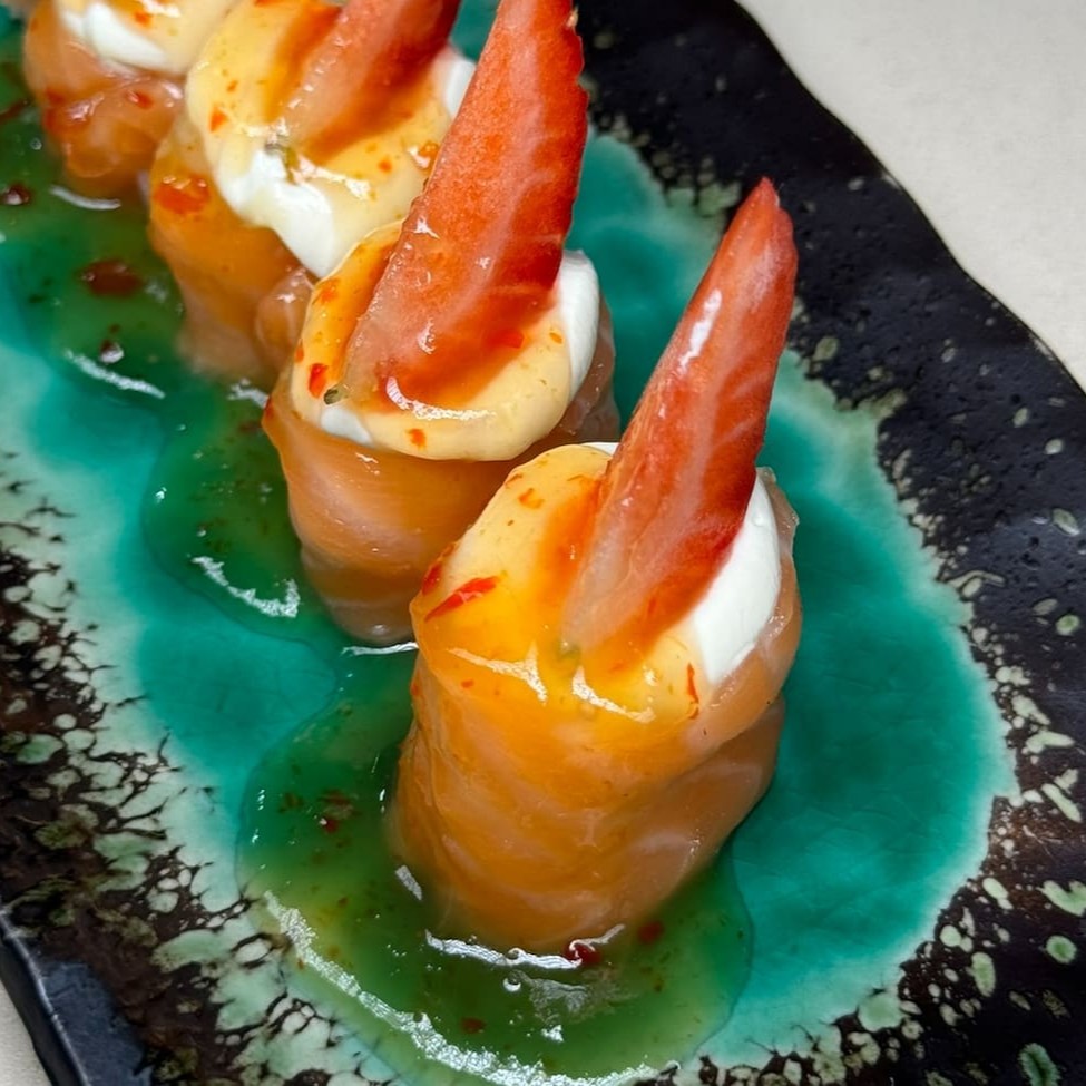 Deleite-se com o sabor doce e refrescante do nosso Joy Morango! São 2 unidades recheadas com morangos frescos. Cada mordida é uma explosão de sabores que vai conquistar o seu paladar. Peça agora e experimente essa deliciosa sobremesa no conforto da sua casa!  --------------------tags------------------- #sushi #morango #joy #culinariajaponesa #sushibar #manu #peixaria #divino #delicia