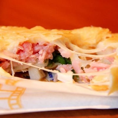 Quem não ama um tradicional ? Um dos mais pedidos esse é nosso pastel recheado com queijo mussarela e presunto.