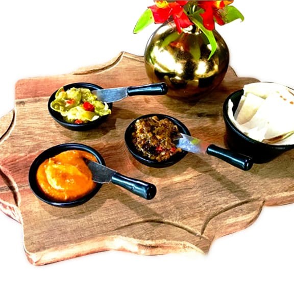 O combo das melhores mini pastas; o trio supremo de pastas (homus, babaganoush e coalhada seca), acompanha 3 pães árabes para você saborear.