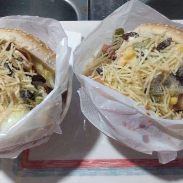 Pão, carne, presunto, queijo e salada opcional.